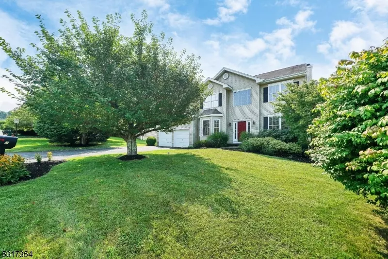 7 Heron Dr, Washington Twp., NJ 07853