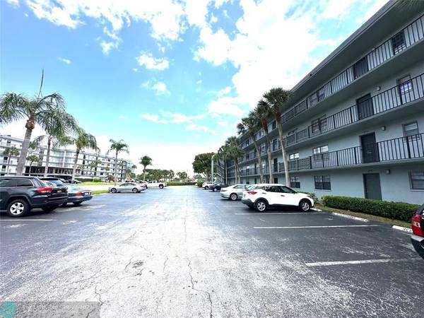 Boca Raton, FL 33428,9440 SW 8th St  #401