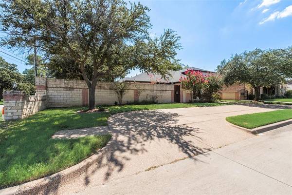 Pantego, TX 76013,2900 Mistletoe Court