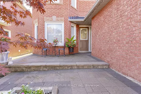 Pickering, ON L1V 6P8,207 Mossbrook SQ