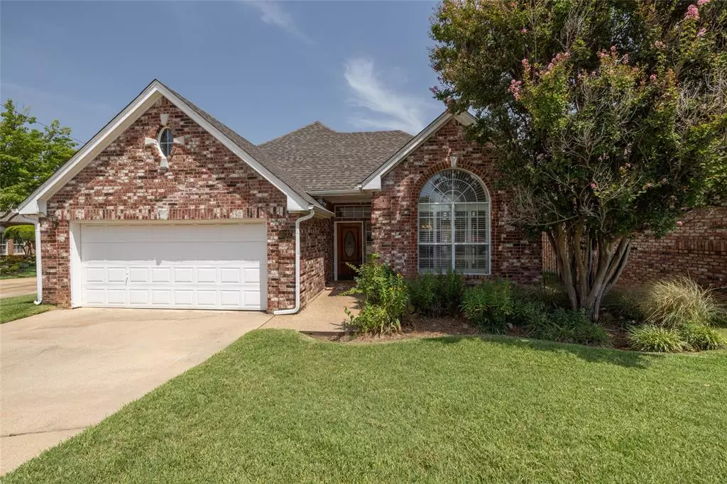 Arlington, TX 76017,3227 Village Oak Drive