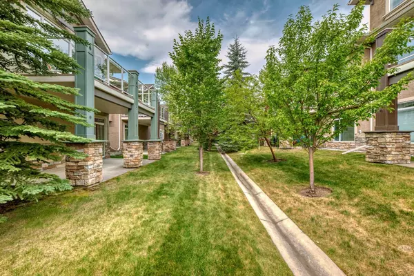 Calgary, AB T3H5A6,68 Discovery Woods Villas SW