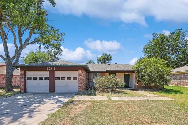 1200 Tobie Layne Street, Benbrook, TX 76126