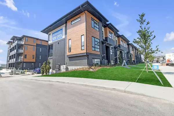 Calgary, AB T4B 3P5,61 Lucas WAY NW