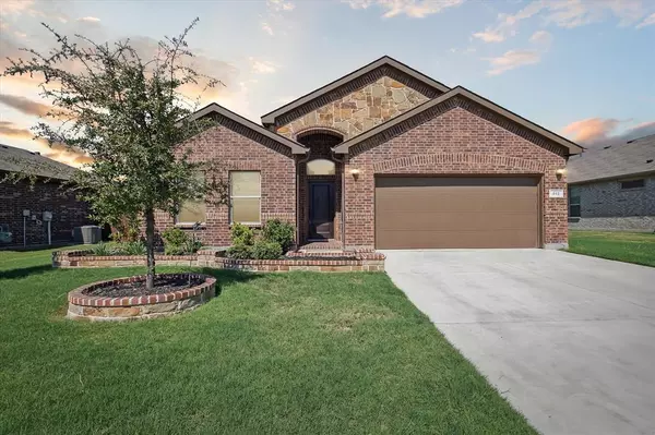 512 Lindisfarne Lane, Saginaw, TX 76131