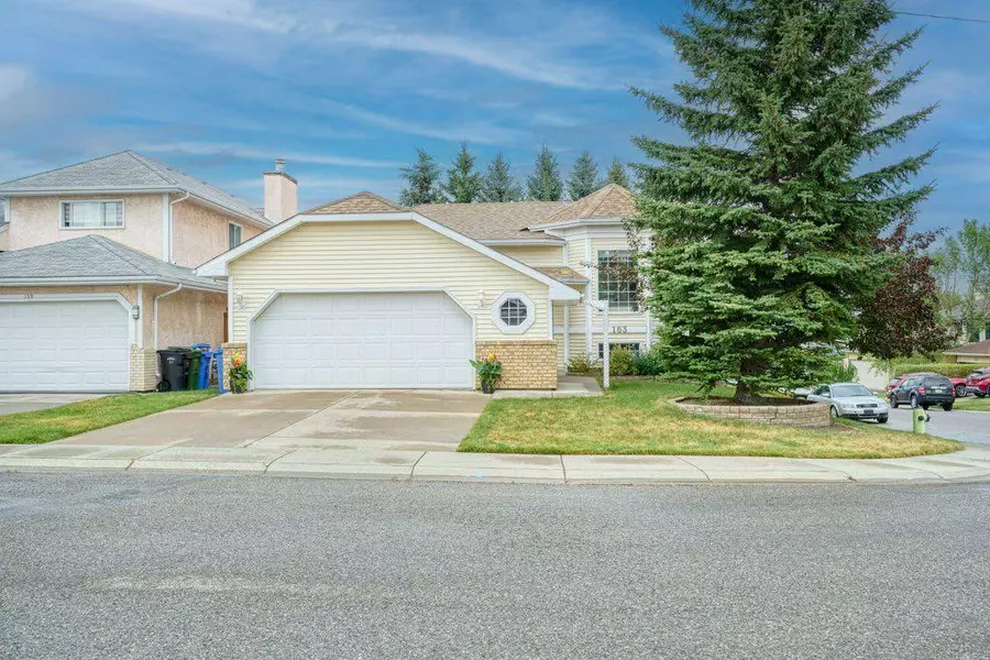 163 Sandringham Close Northwest, Calgary, AB T3K 3W9