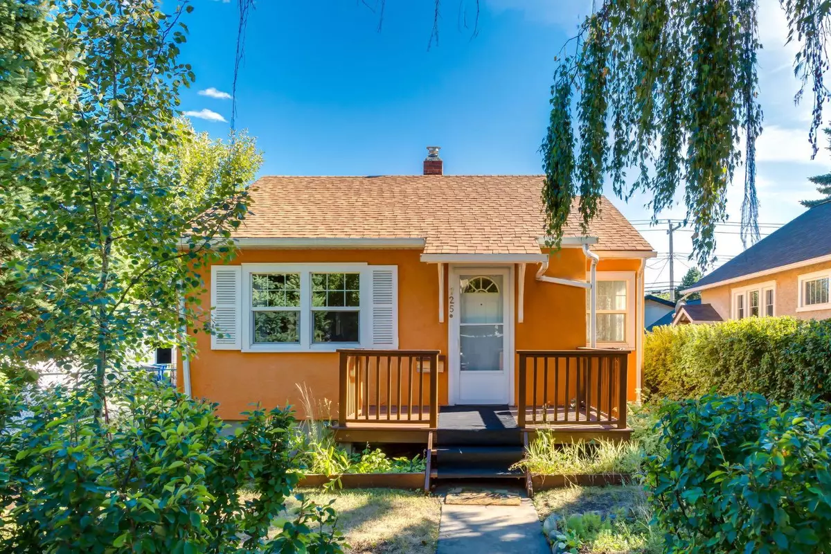 Calgary, AB T2M0V2,725 18 AVE NW