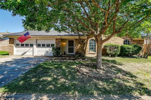 756 Charlyne Drive, Burleson, TX 76028