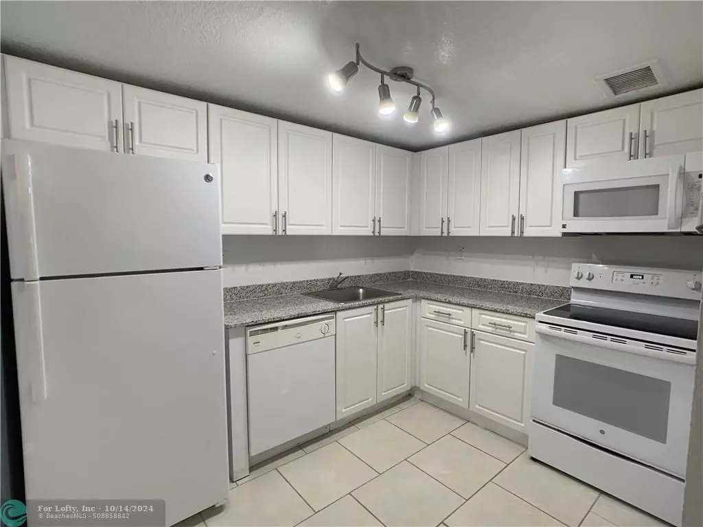 Miami, FL 33156,9357 SW 77 Ave  #25-246