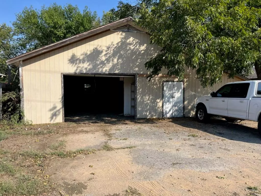 Pilot Point, TX 76258,417 S Prairie Street