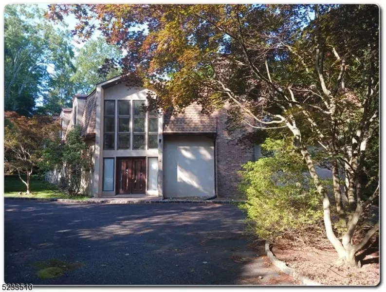 2 Sherwood Rd, Upper Saddle River Boro, NJ 07458