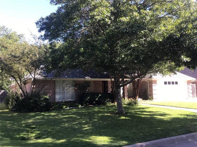 8112 Saddlebrook Drive, Benbrook, TX 76116