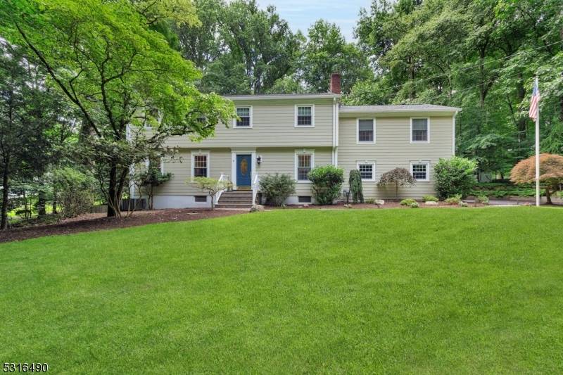 8 Barnfield Ct, Upper Saddle River Boro, NJ 07458