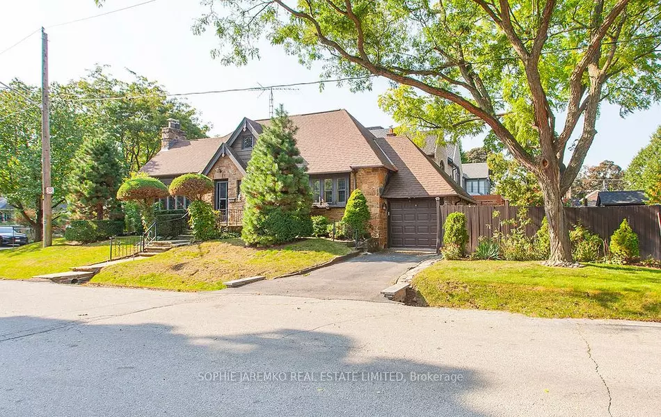 82 Cliveden AVE, Toronto W07, ON M8Z 3N1