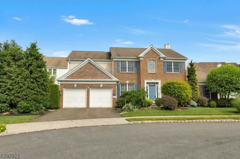 8 Commanders Ct, Totowa Boro, NJ 07512