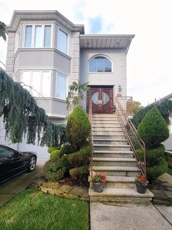 270 Lamport BLVD, Staten  Island, NY 10305