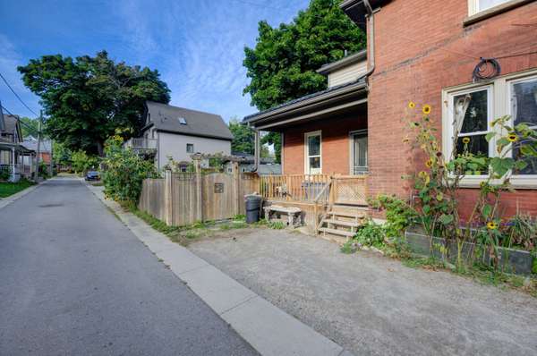 Kitchener, ON N2H 4L8,15 St Leger ST