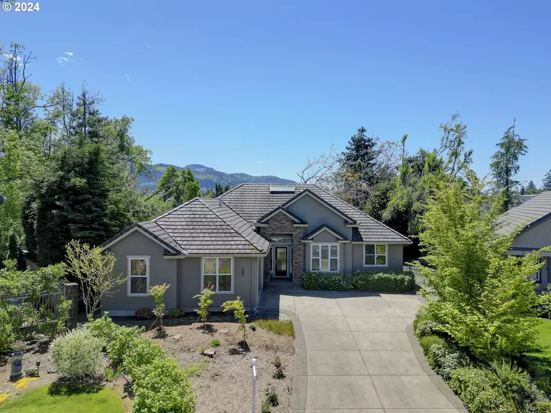 202 Pebble Beach DR, Creswell, OR 97426