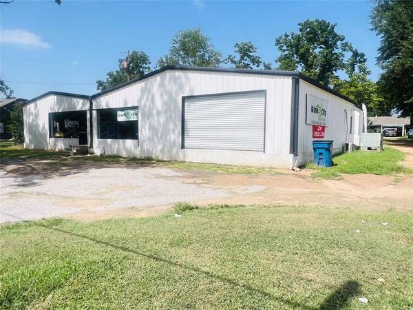 810 W Broadway Street, Winnsboro, TX 75494