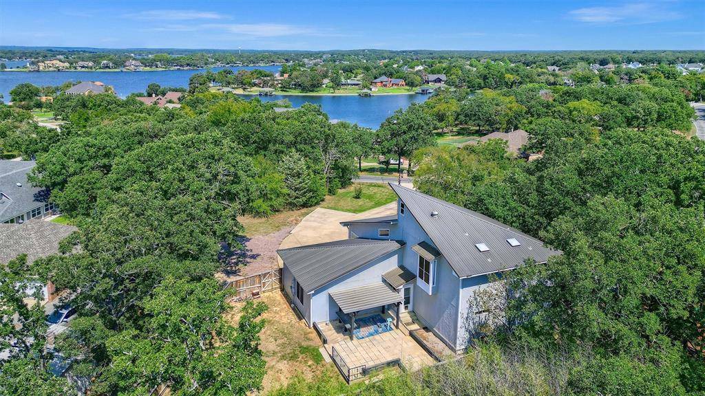 211 Kiowa Drive E, Lake Kiowa, TX 76240