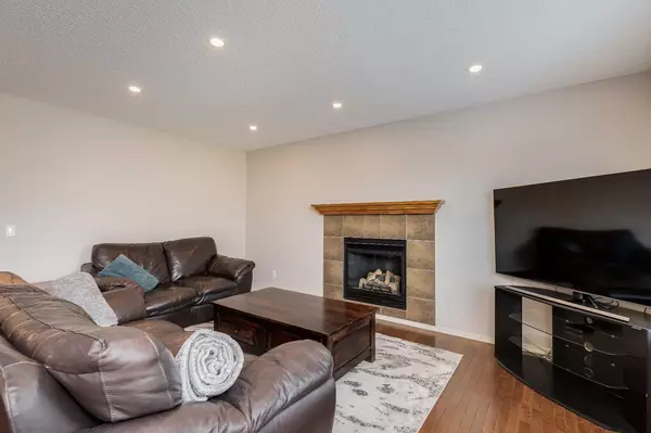 Airdrie, AB T4B 3L1,736 luxstone LNDG SW