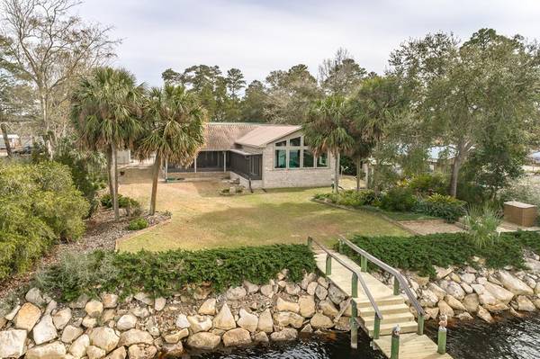 556 River Rd, Carrabelle, FL 32322