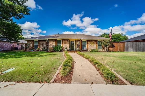 204 Hacienda Drive,  Waxahachie,  TX 75165