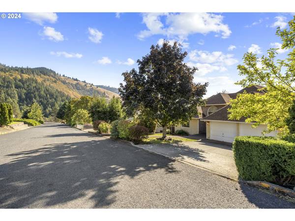 White Salmon, WA 98672,421 NE SCENIC ST