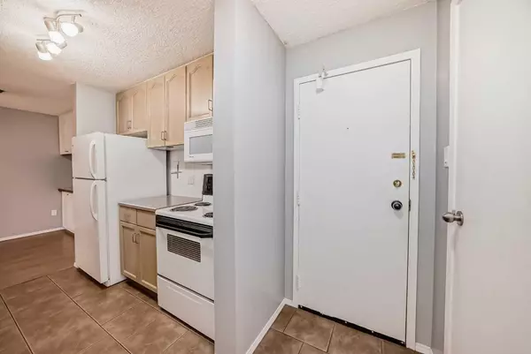 Calgary, AB T2V 4Z3,723 57 AVE SW #429