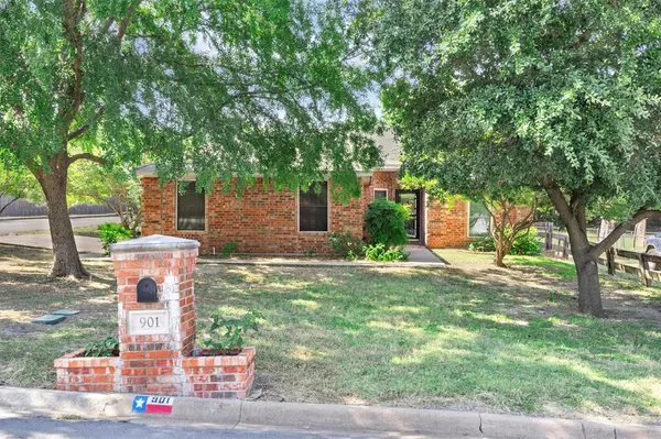 901 Clyde Street, White Settlement, TX 76108