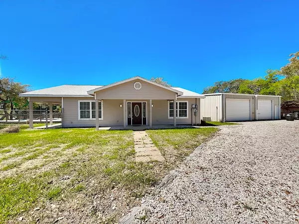 28 S Lake Dr, Rockport, TX 78382