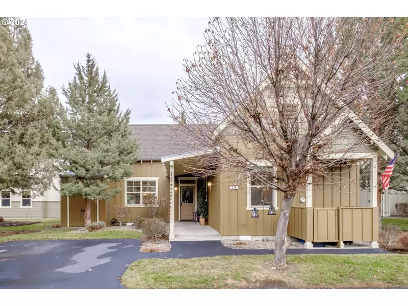 320 SPLIT RAIL LN, Redmond, OR 97756