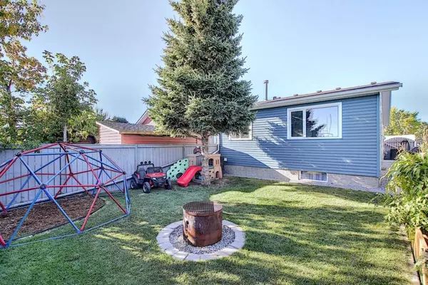 Airdrie, AB T4B 1C6,1627 Erin DR