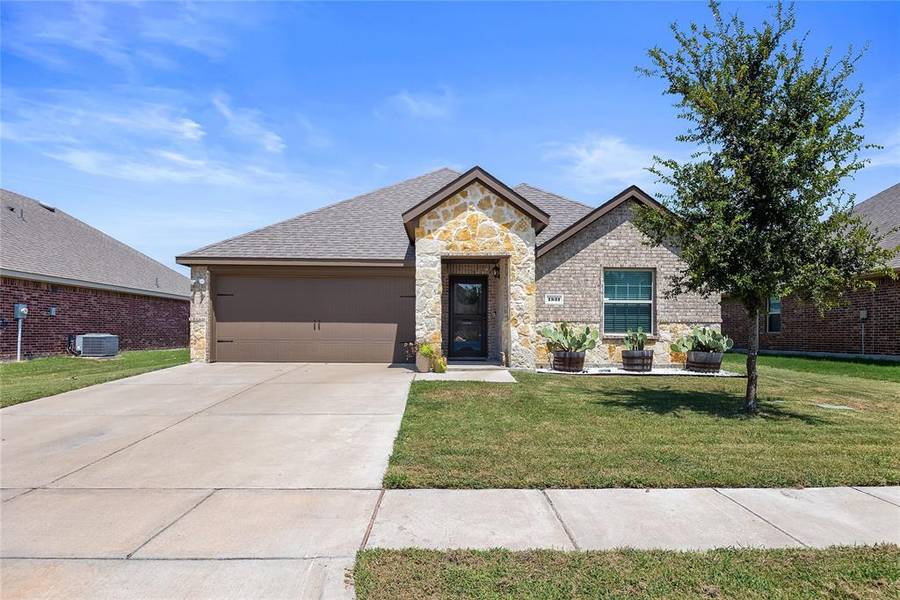 1531 Woodlake Drive, Waxahachie, TX 75165