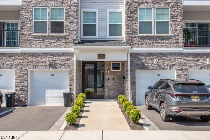 10 Veterans Way #212, Morris Plains Boro, NJ 07950