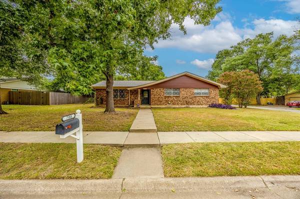 700 Oakwood Avenue, Hurst, TX 76053