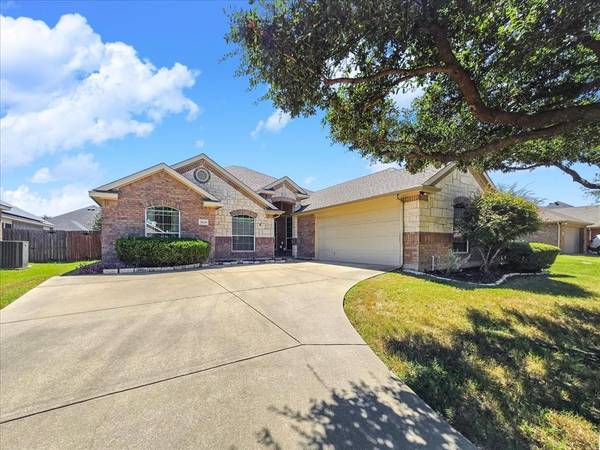 5819 Sunny Meadow Lane,  Grand Prairie,  TX 75052