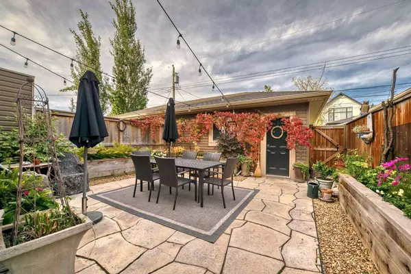 4623 81 ST NW, Calgary, AB T3B 2P5