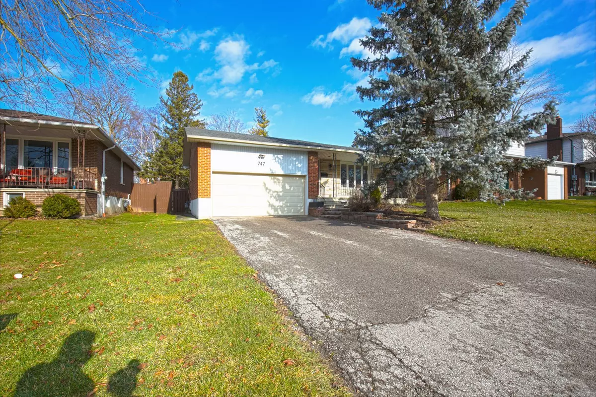 Newmarket, ON L3Y 1H7,747 Allan AVE