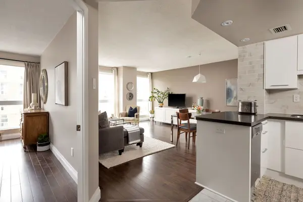 Toronto C10, ON M4P 3C5,7 Broadway AVE #503