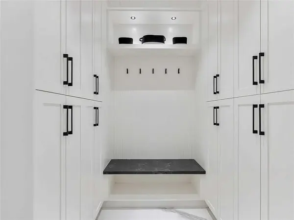 Mississauga, ON L5G 2X1,1386 Glenwood DR