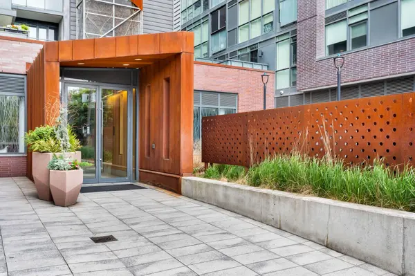 Toronto W01, ON M6R 0A5,36 Howard Park AVE #802