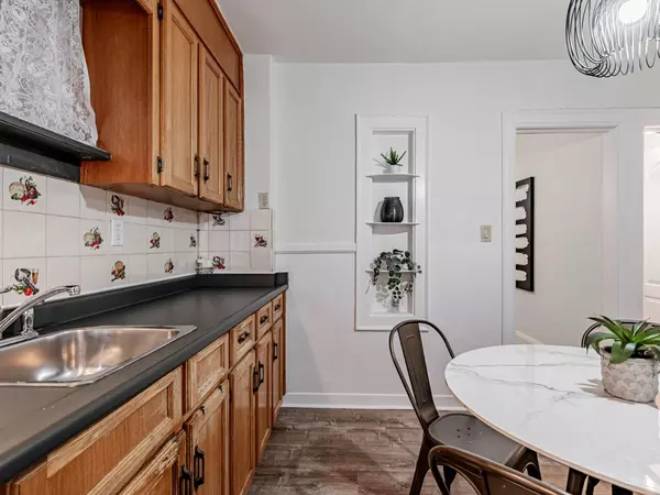 Toronto C01, ON M6K 2W1,141 Lansdowne AVE