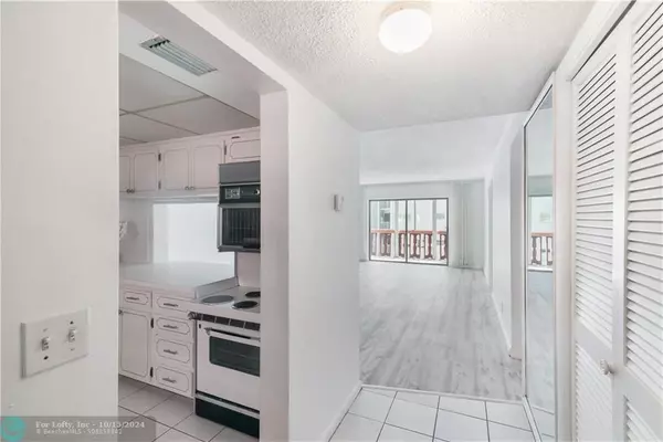 Hallandale Beach, FL 33009,215 SE 3rd Ave  #305D