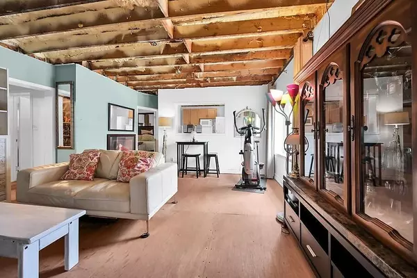 Hamilton, ON L8K 3G8,439 1/2 Cochrane RD