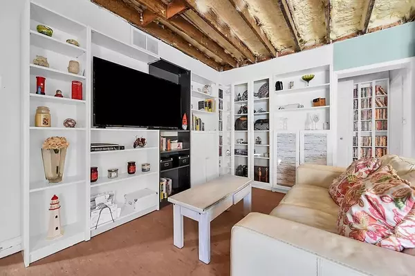 Hamilton, ON L8K 3G8,439 1/2 Cochrane RD