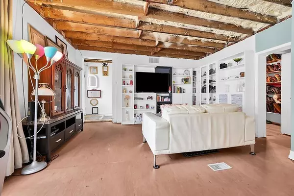 Hamilton, ON L8K 3G8,439 1/2 Cochrane RD