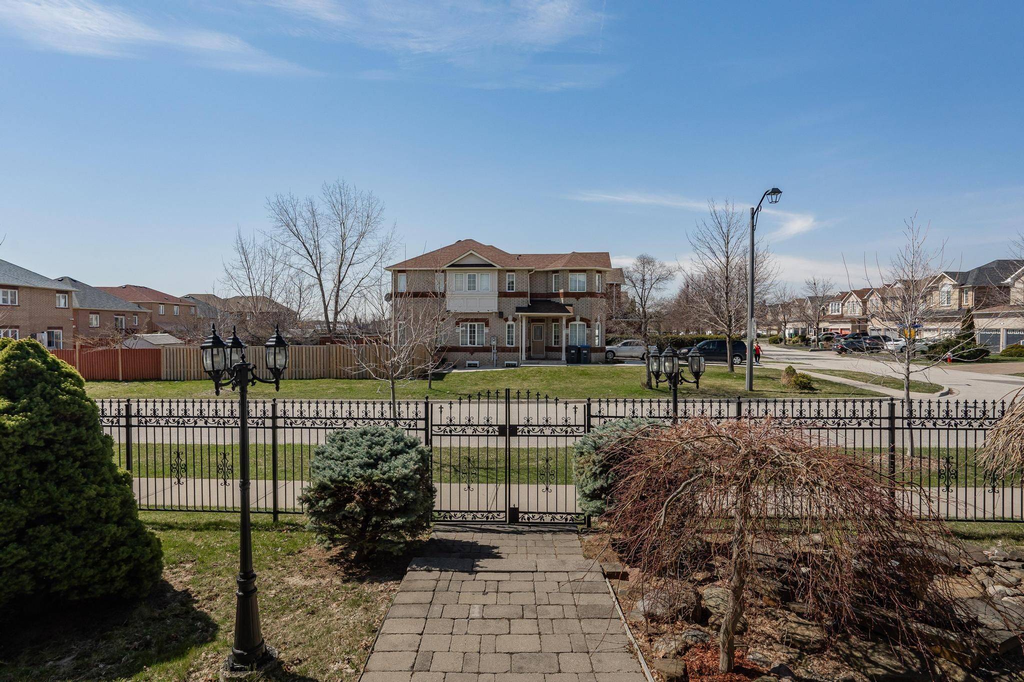 Mississauga, ON L5W 1K7,7325 Magistrate TER