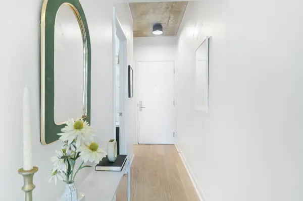 Toronto C01, ON M5V 0A8,478 King ST #405