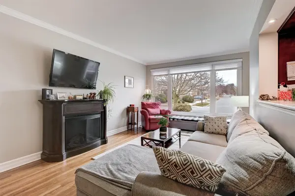 Toronto E04, ON M1L 4H6,142 Santamonica BLVD